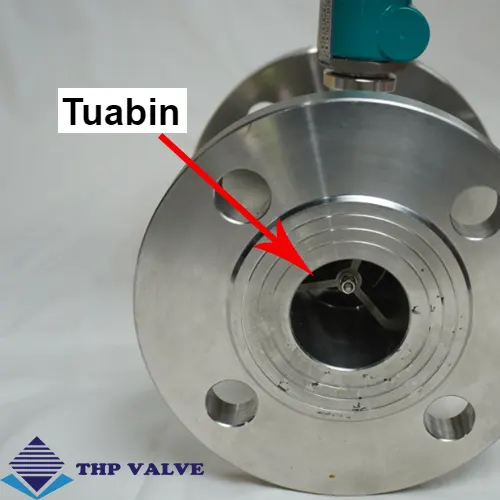 Nguyên lý hoạt động của động của đồng hồ đo nước lạnh dựa vào bộ phận tuabin đặt trong thân máy