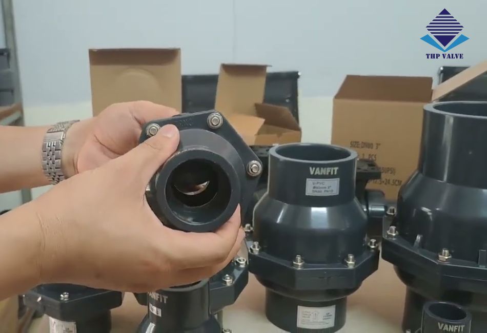 Van một chiều nhựa lá lật tại kho Tuấn Hưng Phát