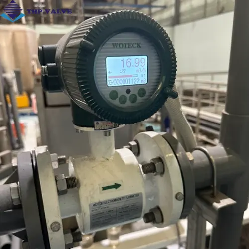 Hình ảnh thiết bị đồng hồ đo lưu lượng nước điện tử woteck được lắp trên đường ống