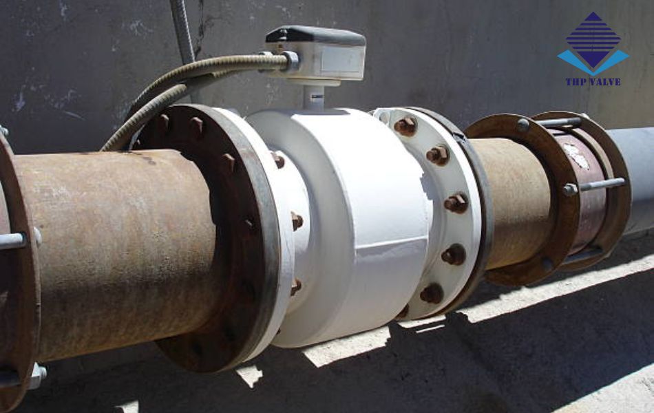 lắp đặt đồng hồ đo nước thải tại một khu công nghiệp