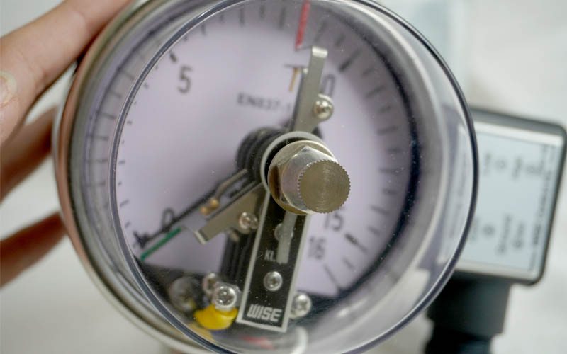 Đồng hồ đo áp suất 3 kim có nhiều ưu điểm vượt trội trong việc đảm bảo an toàn hệ thống