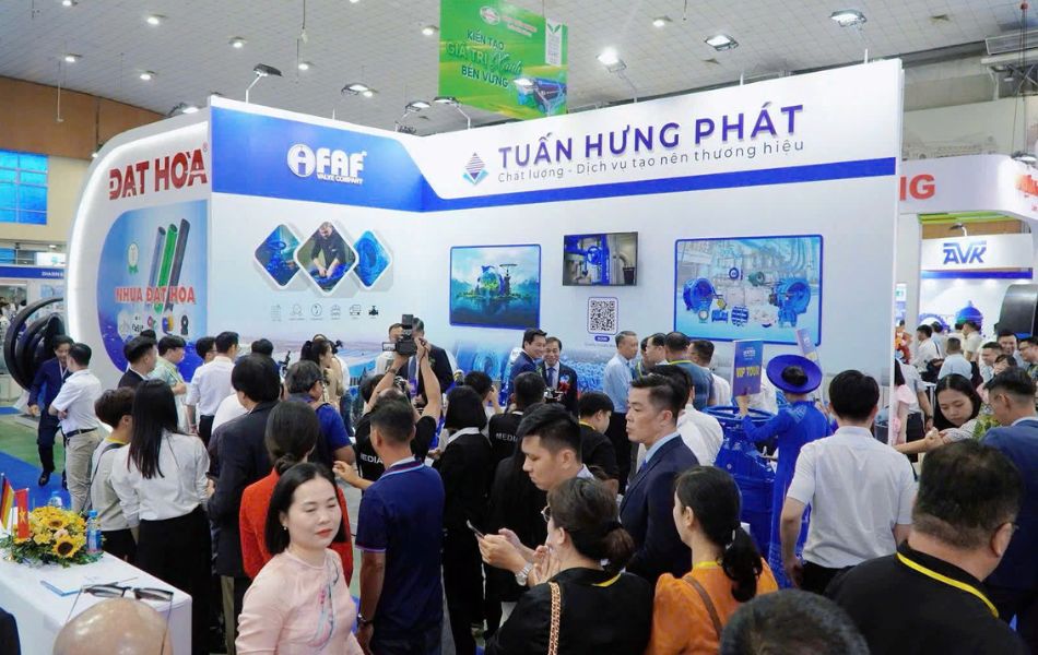 Gian hàng Tuấn Hưng Phát luôn tấp nập, thu hút khách ghé thăm
