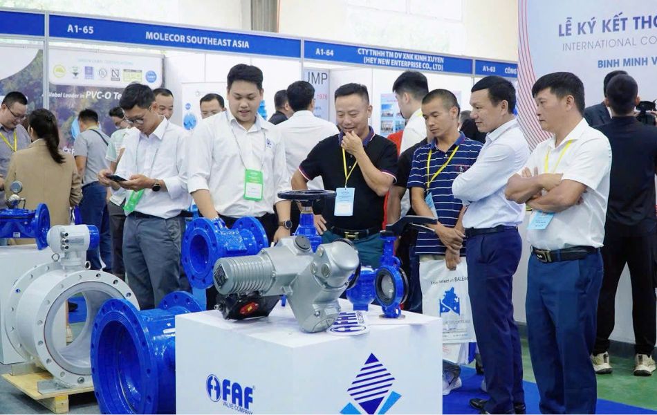 Đội ngũ nhân viên Tuấn Hưng Phát tận tình tiếp đón, tư vấn khách ghé thăm