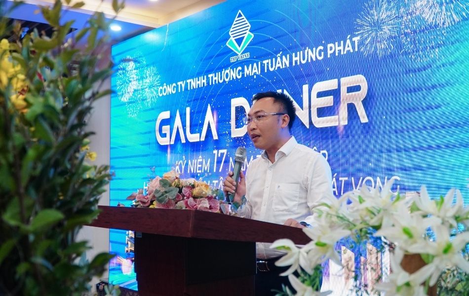 ban giám đốc phát biểu