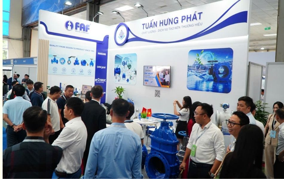 Ngay từ những giờ đầu của buổi sáng khai mạc, gian hàng đã thu hút đông đảo khách tham quan